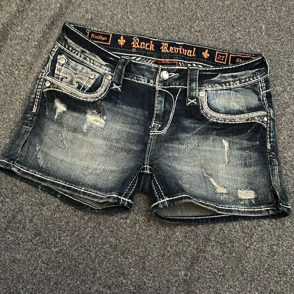 Amazing like new condition hardly ever worn maybe once. Sparkly and cute.